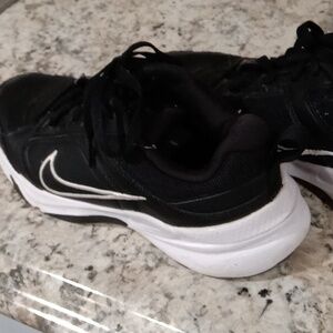 Nike Black and White 7.5 Low-Top Athletic Shoes